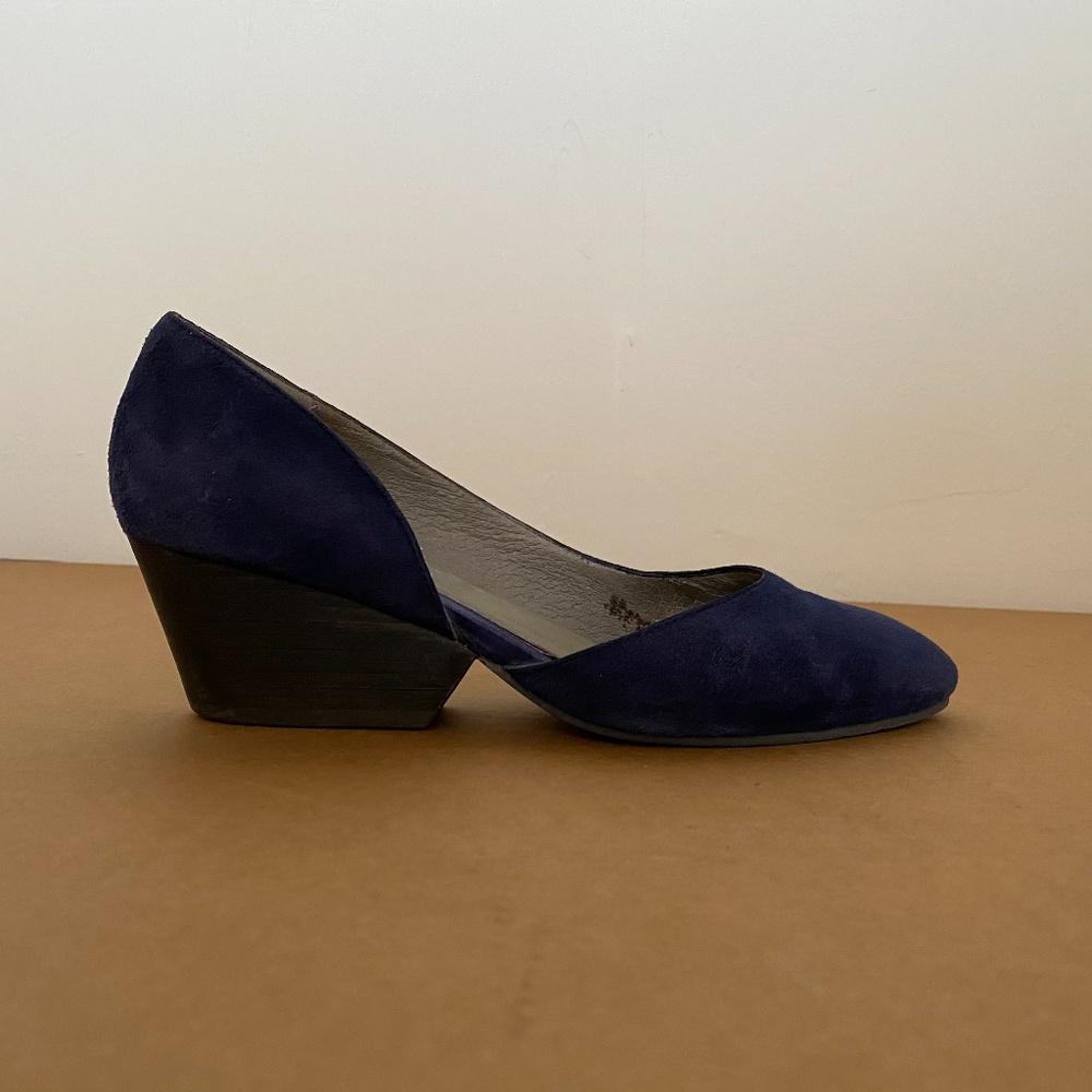 EILEEN FISHER "LILY" BLUE SUEDE PUMPS